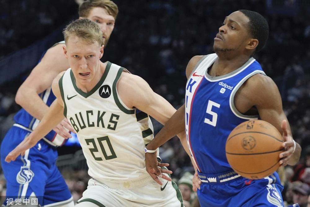 充满悬念的 充满悬念的